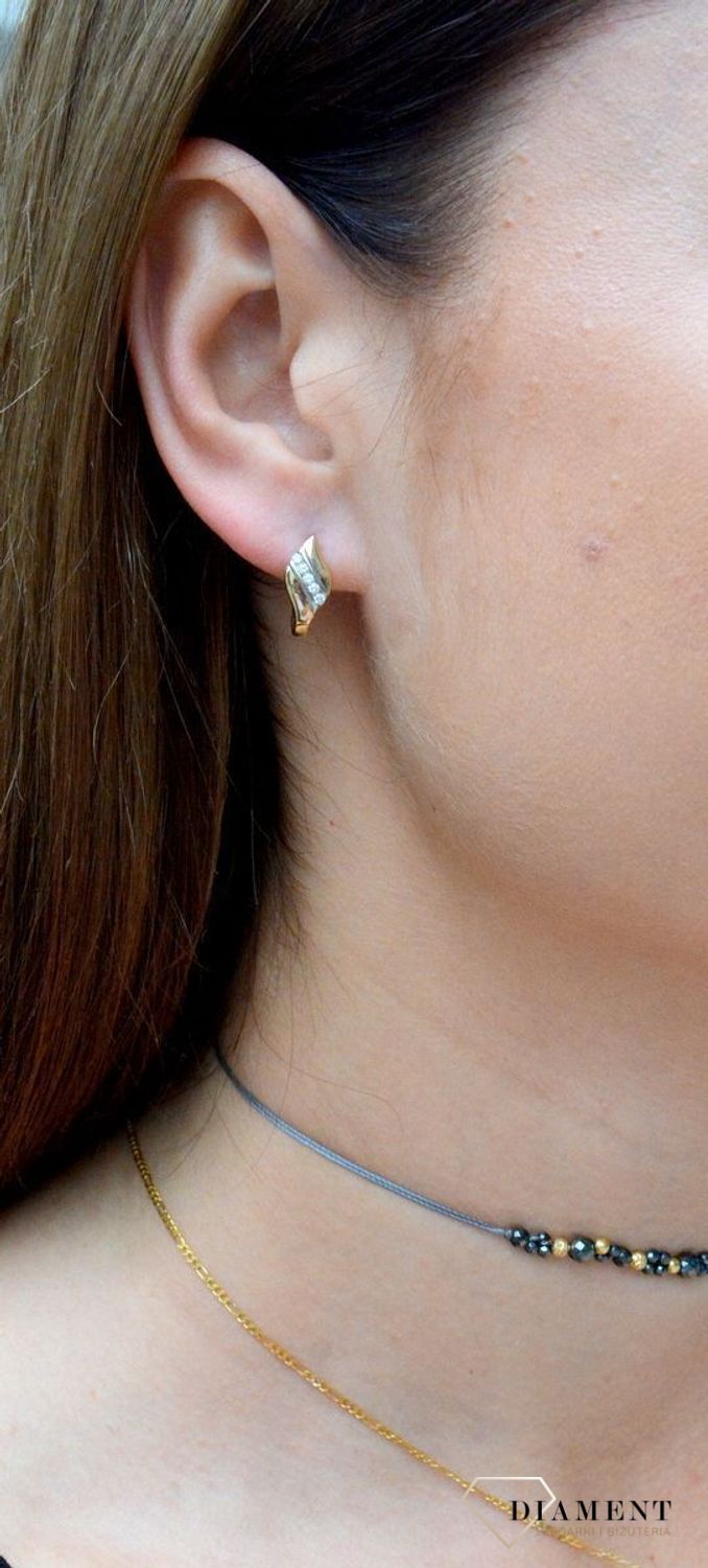 Złote kolczyki 333 ozdobione błyszczącą cyrkonią KL 6532 333. Złote kolczyki 333 z błyszczącą cyrkonią. Złoto, to kruszec od wieków symbolizujący luksus, doskonałość i ponadczasowość. Kolczyki to dodatek idealny dla kobiet w k.jpg